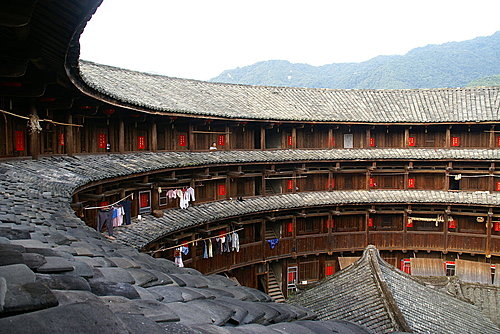 懷遠樓客家人建於1907年，樓高4層位於福建省漳州市南靖縣梅