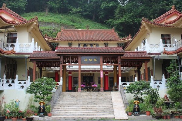 獅頭山萬佛庵主祀千手千眼觀世音菩薩-「獅山古剎」又分為前山與 獅頭山萬佛庵主祀千手千眼觀世音菩薩-「獅山古剎」又分為前山與