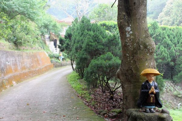 獅頭山萬佛庵主祀千手千眼觀世音菩薩-「獅山古剎」又分為前山與 獅頭山萬佛庵主祀千手千眼觀世音菩薩-「獅山古剎」又分為前山與