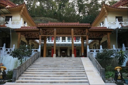 獅頭山萬佛庵主祀千手千眼觀世音菩薩-「獅山古剎」又分為前山與 獅頭山萬佛庵主祀千手千眼觀世音菩薩-「獅山古剎」又分為前山與