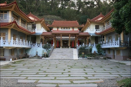 獅頭山萬佛庵主祀千手千眼觀世音菩薩-「獅山古剎」又分為前山與 獅頭山萬佛庵主祀千手千眼觀世音菩薩-「獅山古剎」又分為前山與