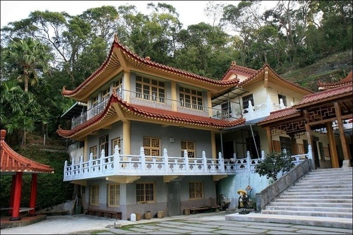 獅頭山萬佛庵主祀千手千眼觀世音菩薩-「獅山古剎」又分為前山與 獅頭山萬佛庵主祀千手千眼觀世音菩薩-「獅山古剎」又分為前山與