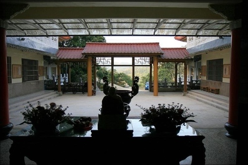 獅頭山萬佛庵主祀千手千眼觀世音菩薩-「獅山古剎」又分為前山與 獅頭山萬佛庵主祀千手千眼觀世音菩薩-「獅山古剎」又分為前山與