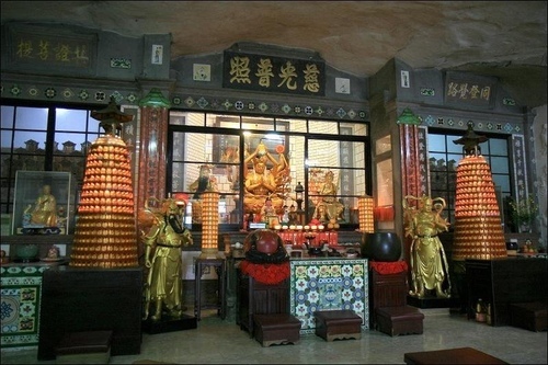 獅頭山萬佛庵主祀千手千眼觀世音菩薩-「獅山古剎」又分為前山與 獅頭山萬佛庵主祀千手千眼觀世音菩薩-「獅山古剎」又分為前山與