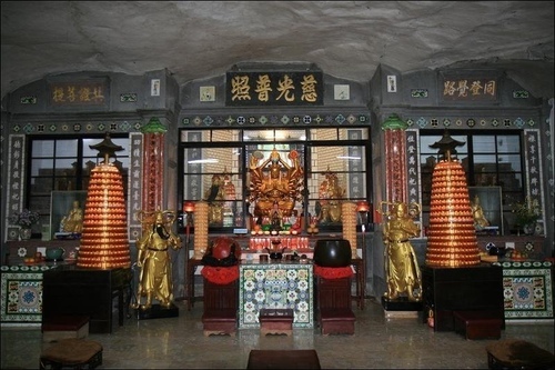 獅頭山萬佛庵主祀千手千眼觀世音菩薩-「獅山古剎」又分為前山與 獅頭山萬佛庵主祀千手千眼觀世音菩薩-「獅山古剎」又分為前山與