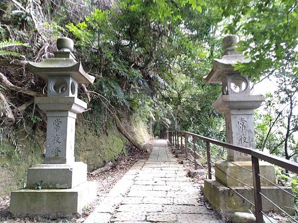 獅頭山萬佛庵主祀千手千眼觀世音菩薩-「獅山古剎」又分為前山與 獅頭山萬佛庵主祀千手千眼觀世音菩薩-「獅山古剎」又分為前山與