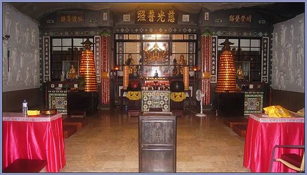 獅頭山萬佛庵主祀千手千眼觀世音菩薩-「獅山古剎」又分為前山與 獅頭山萬佛庵主祀千手千眼觀世音菩薩-「獅山古剎」又分為前山與