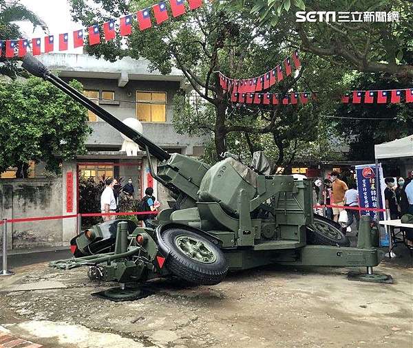 35快砲現役的防空火砲 Gdf 006型35公厘雙管防空快砲 35快砲 Gdf 006型35公厘雙管防空快砲 為空軍現役防空快砲 最大射距為11公里 有效射距4公里 最大射高達8500公尺 射速每分鐘1100發 其具精準 射速快與機動力強等優點 能全天候作戰 更可透過雷達導引或是