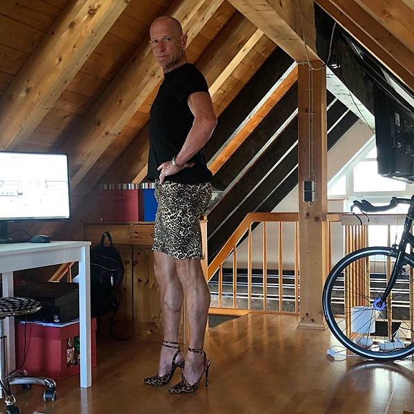 This-man-in-a-skirt-and-heels-is-breaking-taboos-questioning-standards-and-reinforcing-that-clothes-have-no-gender-5f87ee2f3680a__880