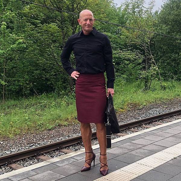 This-man-in-a-skirt-and-heels-is-breaking-taboos-questioning-standards-and-reinforcing-that-clothes-have-no-gender-5f87ee08cc388__880