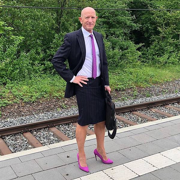 This-man-in-a-skirt-and-heels-is-breaking-taboos-questioning-standards-and-reinforcing-that-clothes-have-no-gender-5f87ee7439cc0__880