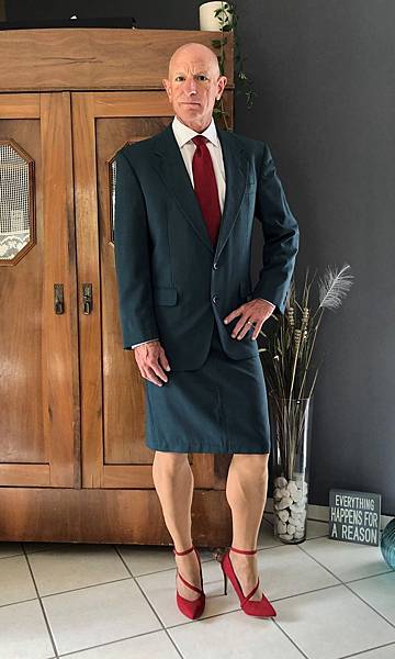This-man-in-a-skirt-and-heels-is-breaking-taboos-questioning-standards-and-reinforcing-that-clothes-have-no-gender-5f87f14e284f9__880