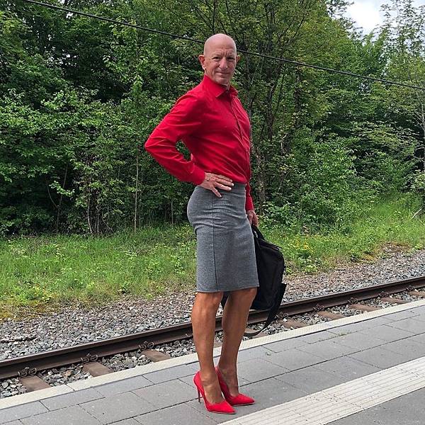 This-man-in-a-skirt-and-heels-is-breaking-taboos-questioning-standards-and-reinforcing-that-clothes-have-no-gender-5f87ee8489a71__880