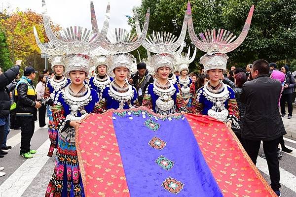 苗族女神像《仰阿莎》意為「清水姑娘」，是一首苗族長篇愛情敘事