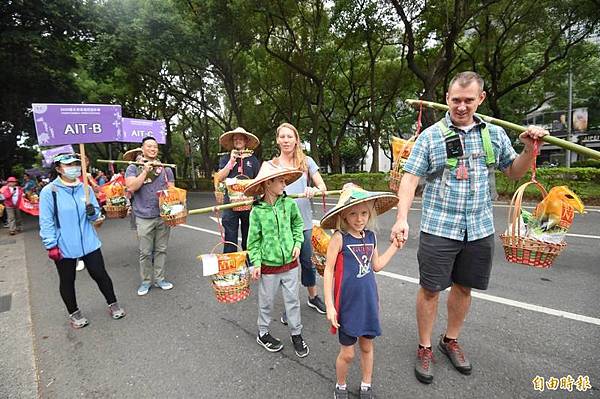 臺灣客家人所使用的客家話「四海永樂大平安」「四海大平安」+,