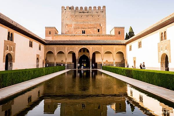 711年，摩爾人入侵基督教的伊比利半島（今西班牙和葡萄牙）的