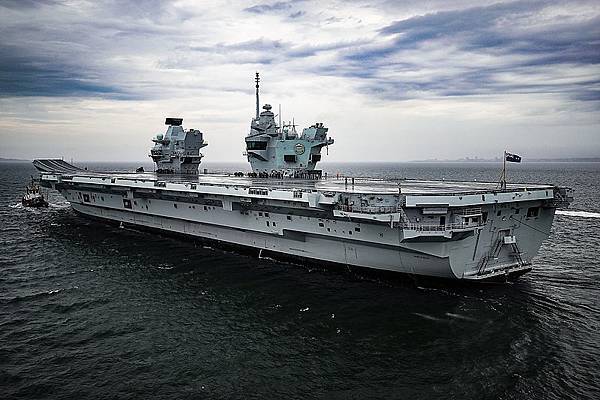 800px-HMS_Prince_of_Wales_(R09)_depart_Forth_for_initial_sea_trials_-_19