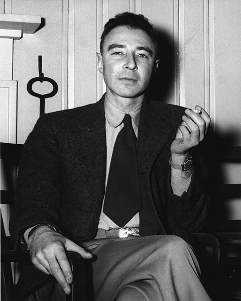 480px-J._Robert_Oppenheimer_at_the_Guest_Lodge,_Oak_Ridge,_in_1946_4