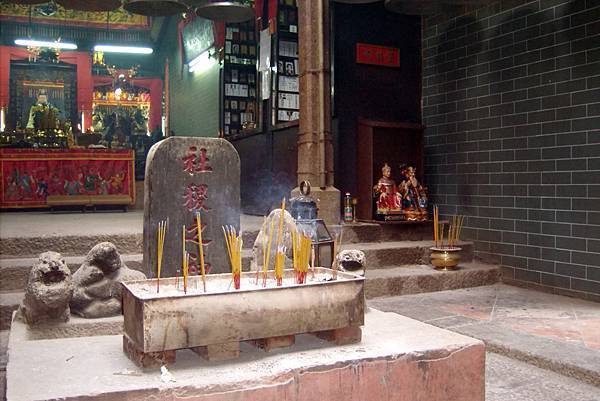 社以勾龍配 稷以后稷配 封建君主堆土而建成社稷壇 舉行祭祀土地神的禮儀 其實是這種原始祭祀土地神習俗的延續 不過 這個被祭祀的土地神 已經不是只管治一個地區的土地公地方神 而是管治天下土地的國家一級大神 后土 勾龍了 社以勾龍配 稷以后稷配 后土 句龍 玉 社以勾龍配 稷以后稷配 封建君主堆土而建成社稷壇 舉行祭祀土地神的禮儀 其實是這種原始祭祀土地神習俗的延續 不過 這個被祭祀的土地神 已經不是只管治一個地區的土地公地方神 而是管治天下土地的國家一級大神 后土 勾龍了 社以勾龍配 稷以后稷配 后土 句龍 玉