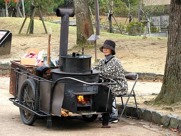 853px-Ishi_yakiimo_vendor_by_MSh