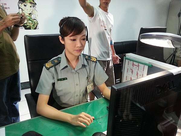軍訓教官將在21年全面退出大學 但高中還未定 軍訓教官 是指普設於中華民國各高級中等學校或大專院校的現役軍官 主要業務包含維護校園安全 學生之軍事訓練等 軍訓教官主管單位為教育部學生事務及特殊教育司 因此未享有由國防部發放的軍人薪餉 而是由學校 公立