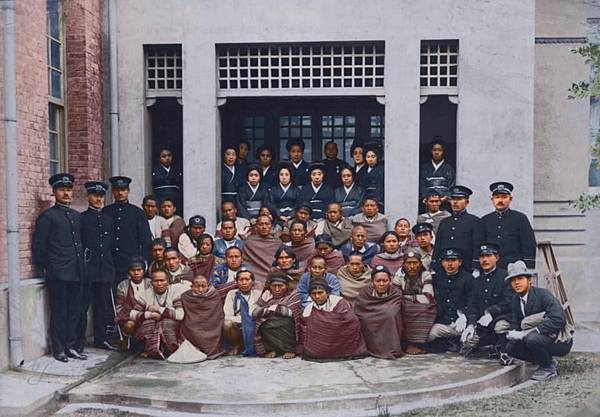 披肩為泰雅族男女共同的服飾。一般於外出或天冷時穿著。著用時, 披肩為泰雅族男女共同的服飾。一般於外出或天冷時穿著。著用時,