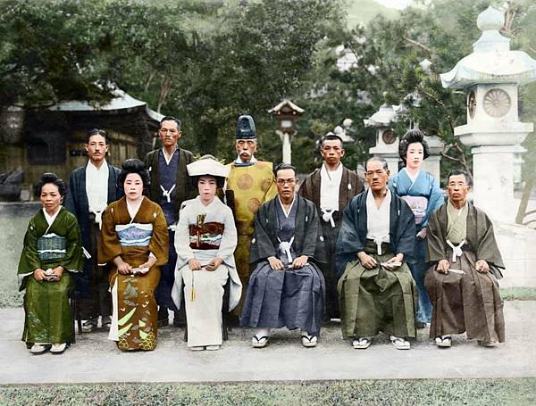 三三九度 日本傳統婚禮 神前式 結婚有 三三九度杯 之說 新郎和新娘使用3只酒杯 共同將斟過3次酒的3只酒杯中的酒喝完 這個一是稱之為339度 代表長長久久 圓圓滿滿