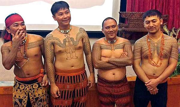 紋手及紋身文化 台東排灣族婦女過去有紋手的習俗 代表著社會的階級 從紋路可以看出婦女是否貴族 頭目家族 以及擁有的財富等 台東縣排灣族紋手人瑞 鳩谷 阿嬤 日前病逝 留下美麗印記 排灣族紋手婦女逐漸凋零