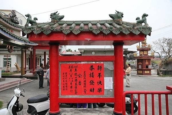 清明掃墓 客家庄數千人同拜祭掃來台祖備牲禮、請八音與禮生，最