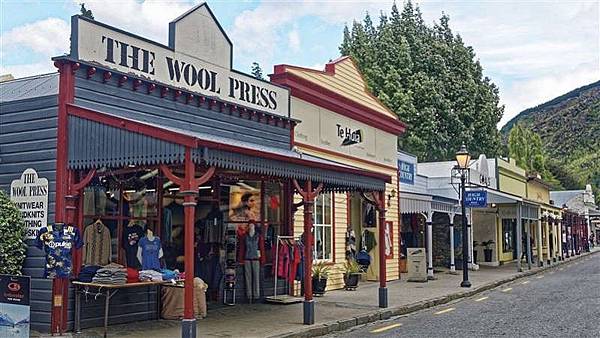 癡呆村-有座小鎮不論街道、建築物通通是假的,就連商店員工都是 癡呆村-有座小鎮不論街道、建築物通通是假的,就連商店員工都是