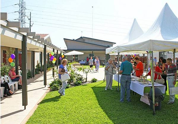 癡呆村-有座小鎮不論街道、建築物通通是假的,就連商店員工都是 癡呆村-有座小鎮不論街道、建築物通通是假的,就連商店員工都是