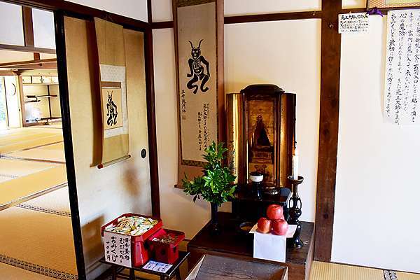防疫門神 角大師 即是平安時代佛教天台宗的第18代天台座主良源 謚號慈恵大師 坊間通稱元三大師 以除厄驅魔的能力在民間廣受供奉 而 角 大師 就是元三大師的其中一個形態 良源在古時疫症爆發時化身成夜叉驅走為禍夜間的疫病神 後來人們就把長有兩隻角的夜叉版 防疫門神 角大師 即是平安時代佛教天台宗的第18代天台座主良源 謚號慈恵大師 坊間通稱元三大師 以除厄驅魔的能力在民間廣受供奉 而 角 大師 就是元三大師的其中一個形態 良源在古時疫症爆發時化身成夜叉驅走為禍夜間的疫病神 後來人們就把長有兩隻角的夜叉版