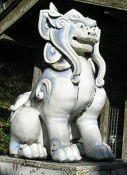 435px-Komainu_at_Tozan_Shrine_in_Arita,_Saga_Prefecture,_made_of_porcelain