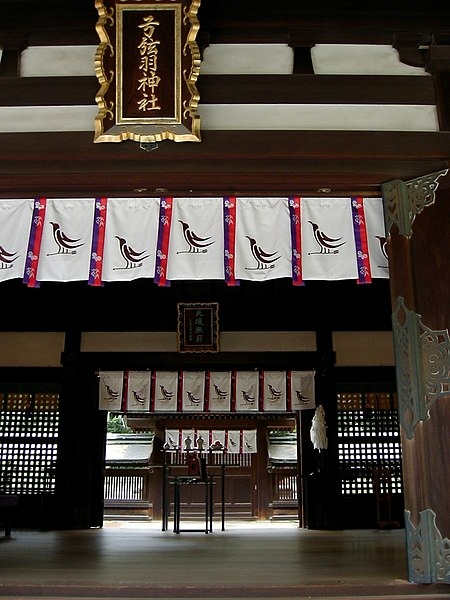 Yudzuruha_shrine_entrance_by_OpenCage