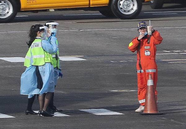 19歲正妹飛行員獨駕飛機環遊世界-羅瑟福德獨自駕駛訂製的「鯊