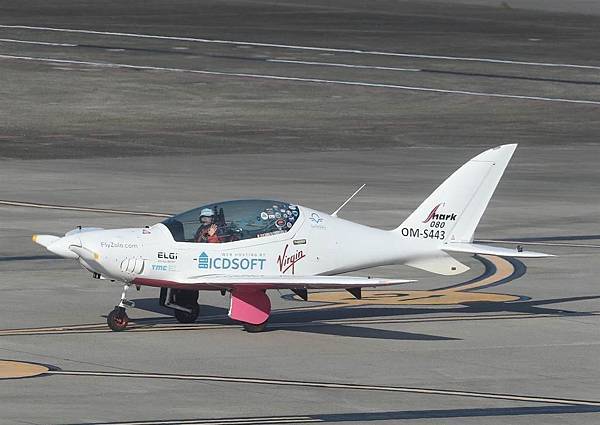 19歲正妹飛行員獨駕飛機環遊世界-羅瑟福德獨自駕駛訂製的「鯊