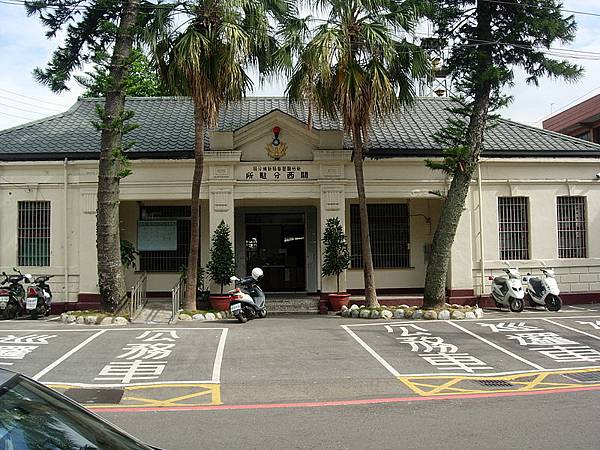 800px-KuanhsiPoliceStation (1)