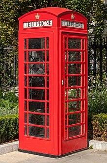 Red_telephone_box,_St_Paul's_Cathedral,_London,_England,_GB,_IMG_5182_edit