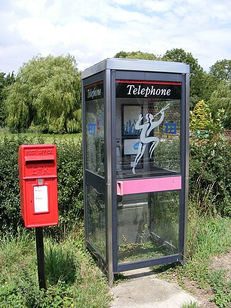 Farnham_PO_Postbox_and_Telephone_Box_-_geograph.org.uk_-_1406552