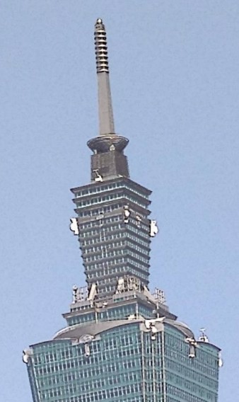 台北101這座高樓這樣的構思，其實就是一座佛塔的思路，下部為