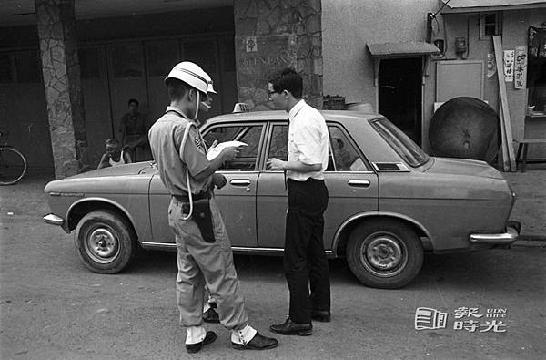 計程車司機規定穿制服的時代-1969年為了改進計程車司機的形