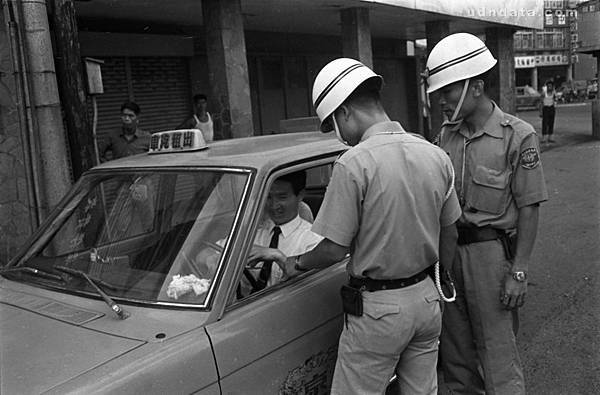 計程車司機規定穿制服的時代-1969年為了改進計程車司機的形