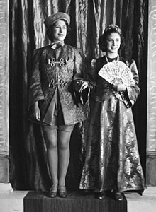 220px-Princesses_Elizabeth_and_Margaret_starring_in_wartime_Aladdin,_1943._(7936243828)_(cropped)