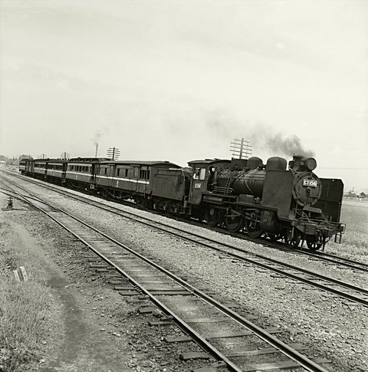 懷舊1950年代，CT156蒸汽機車頭牽引客車