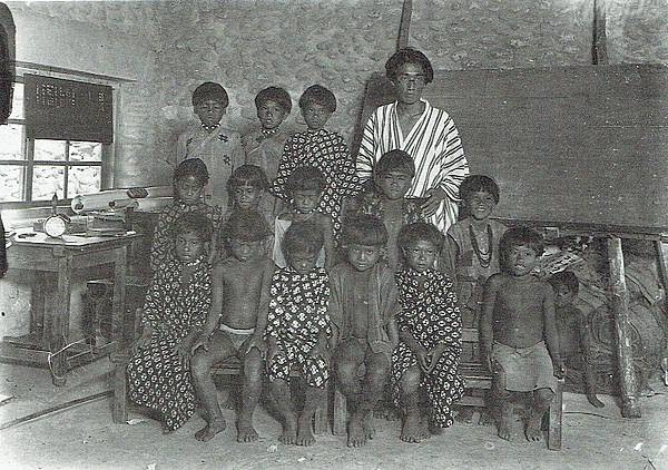 Mabuchi_Tōichi_with_Yami_children