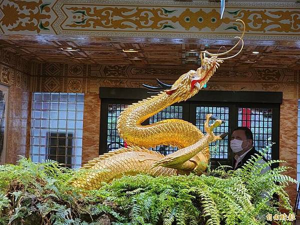 圓山大飯店入口處的石獅/台灣神社的百年金龍-圓山飯店將銅龍渡