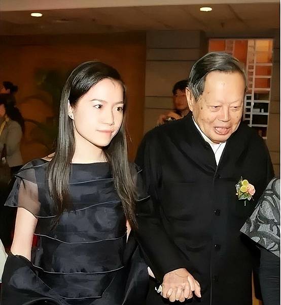 諾貝爾物理獎得主楊振寧和相差54歲妻子翁帆結婚超過10年，當