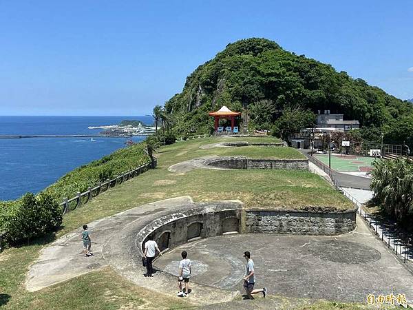 白米甕砲台-荷蘭城建於1900年與東側和平島的社寮砲台扼守基