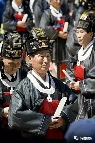 施琅墓園形似巨艦墓庭隨山勢分7層而上,石馬、石虎、石羊、石獅