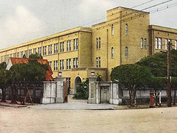 1910年，台灣總督府高等女學校（今北一女）1904年，日治